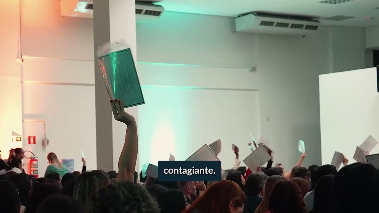Plateia do ConectaLab com as mãos para o alto